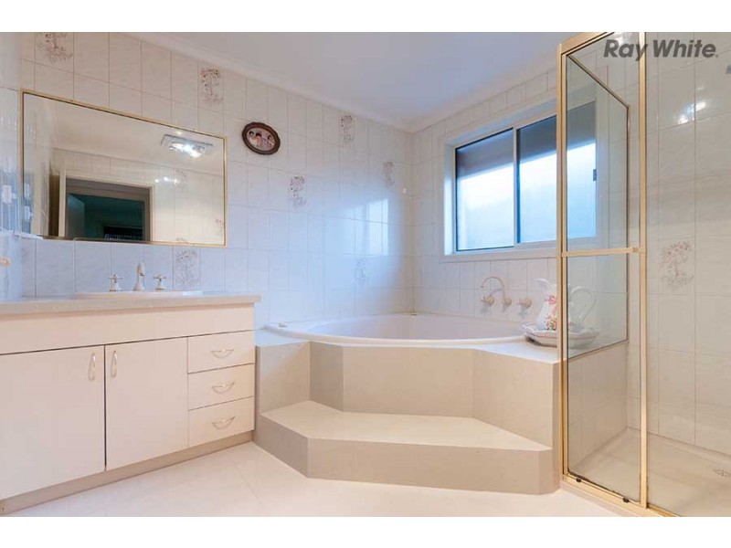 19 Tintaldra Drive, Taylors Lakes VIC 3038