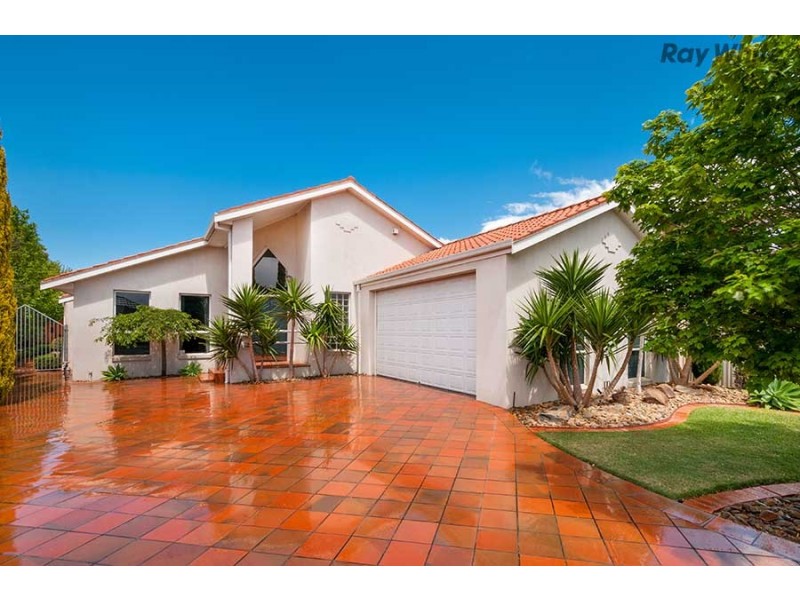 9 Andrea Court, Taylors Lakes VIC 3038