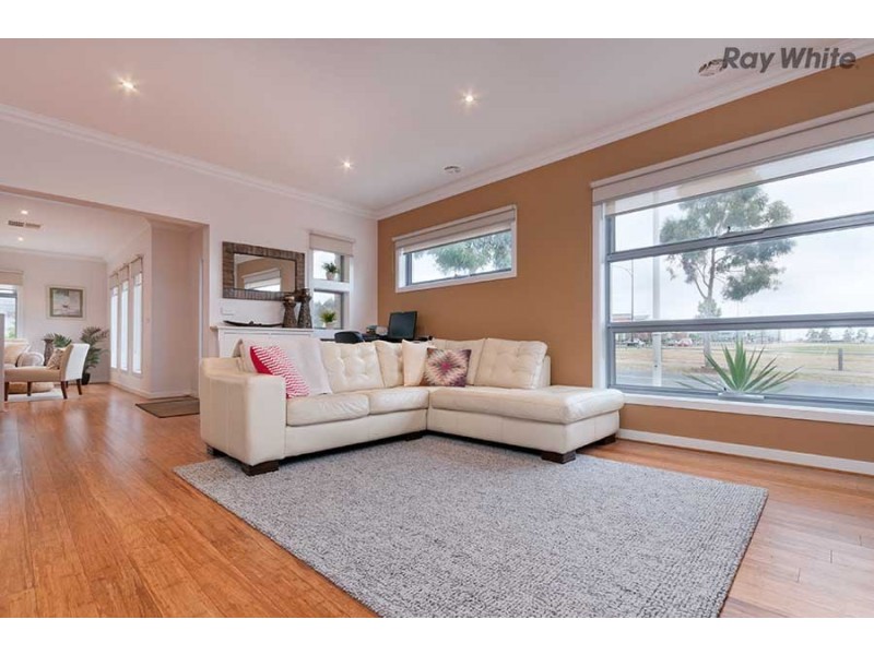 2 Brunton Avenue, Caroline Springs VIC 3023