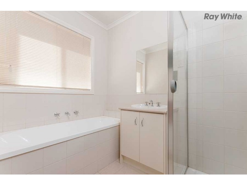 12 Hunts Cross Way, Caroline Springs VIC 3023