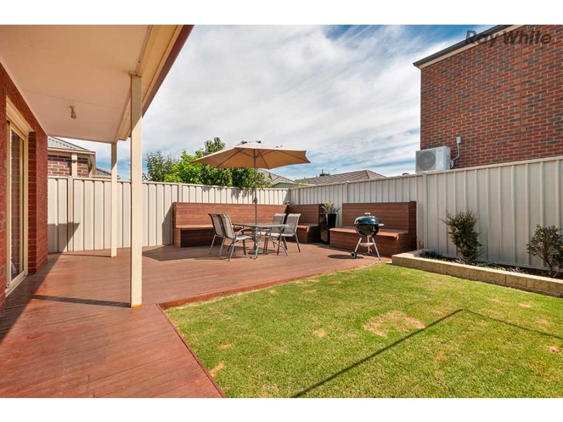 12 Hunts Cross Way, Caroline Springs VIC 3023