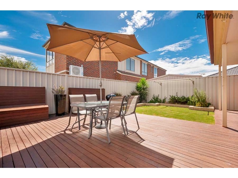12 Hunts Cross Way, Caroline Springs VIC 3023