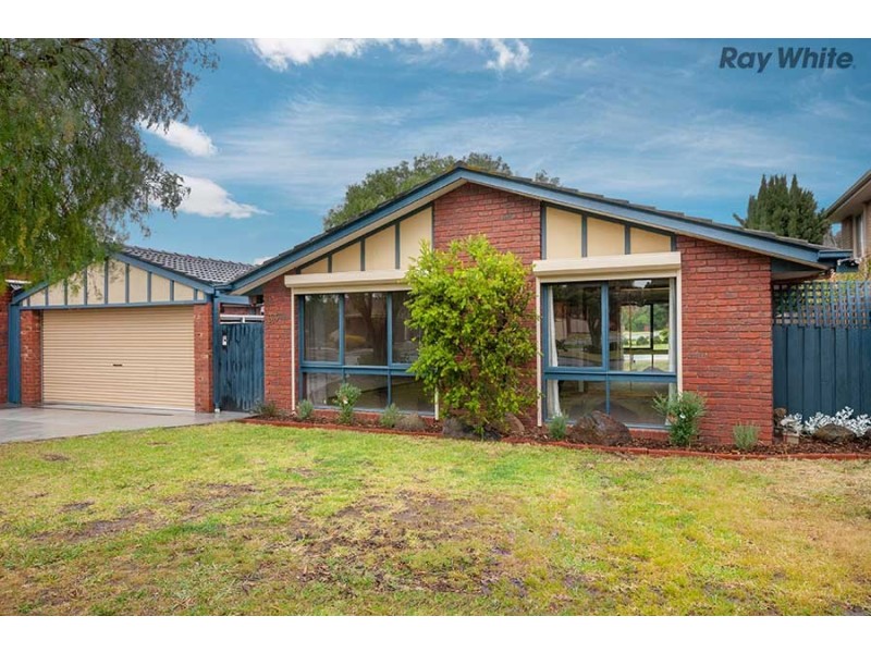 33 Prince Albert Crescent, Taylors Lakes VIC 3038