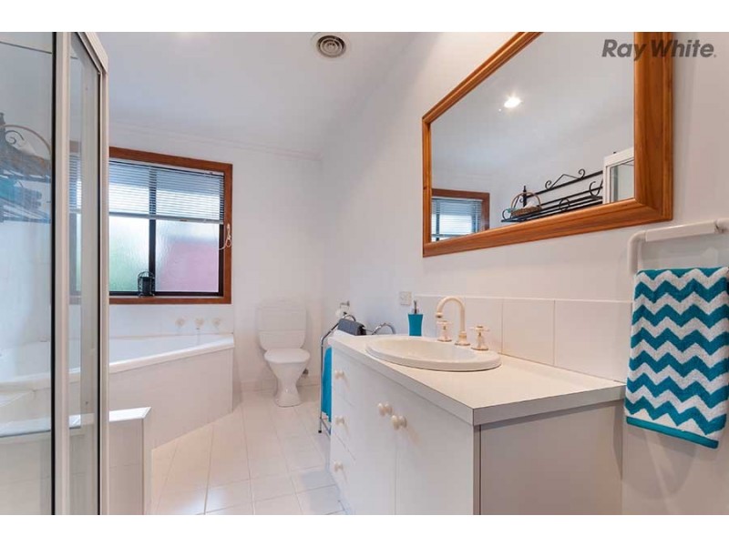 33 Prince Albert Crescent, Taylors Lakes VIC 3038