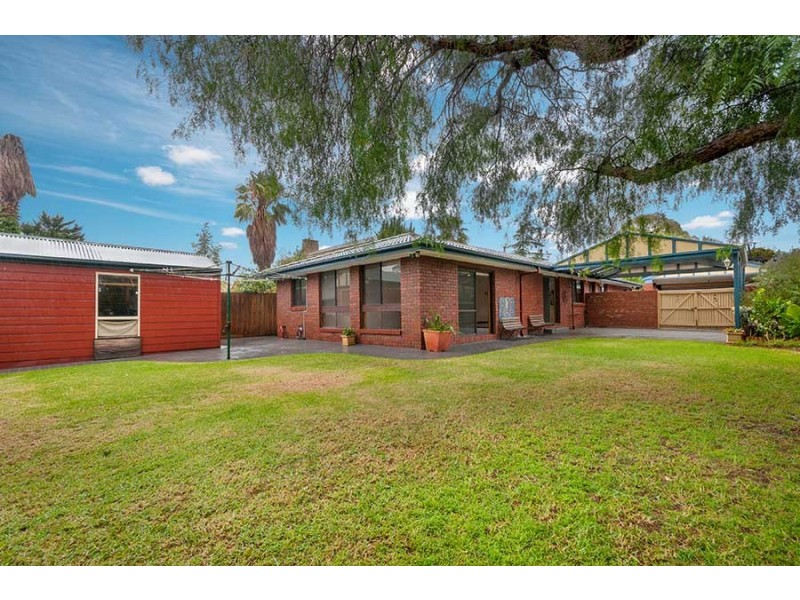 33 Prince Albert Crescent, Taylors Lakes VIC 3038