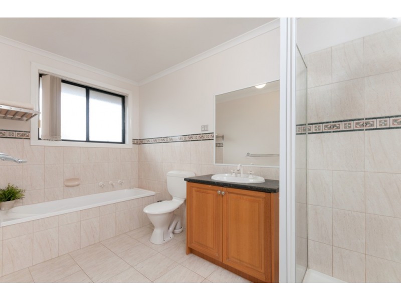 2/2 Boyle Crescent, Mill Park VIC 3082