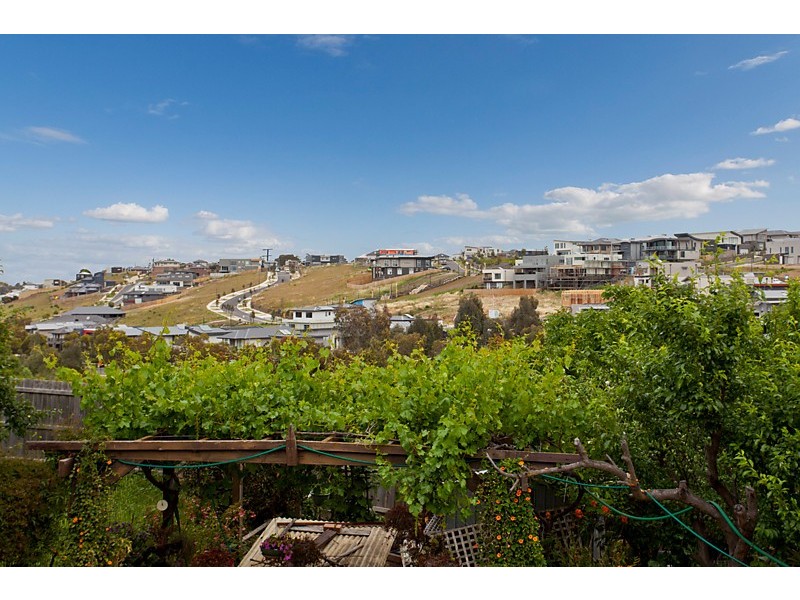 17 Grosvenor Drive, Niddrie VIC 3042