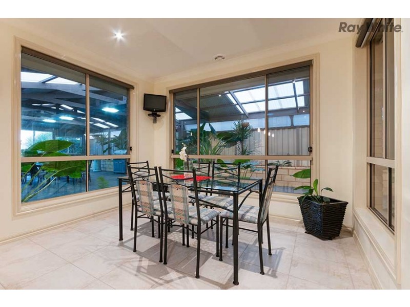 6 Grenadier Grove, Hillside VIC 3037