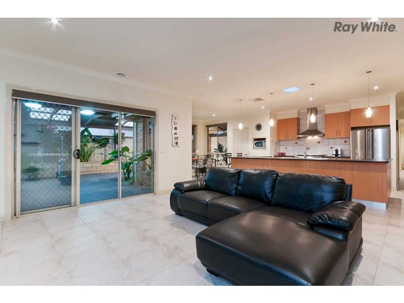 6 Grenadier Grove, Hillside VIC 3037