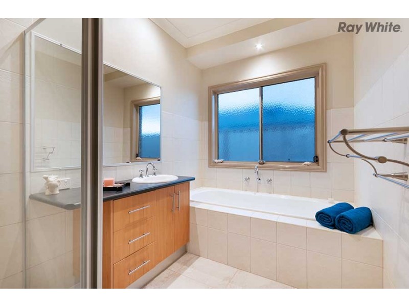 6 Grenadier Grove, Hillside VIC 3037