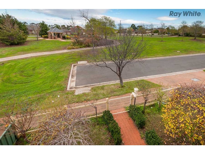 16 Sidney Place, Caroline Springs VIC 3023