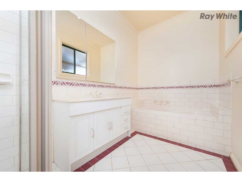 2/50 Saratoga Crescent, Keilor Downs VIC 3038