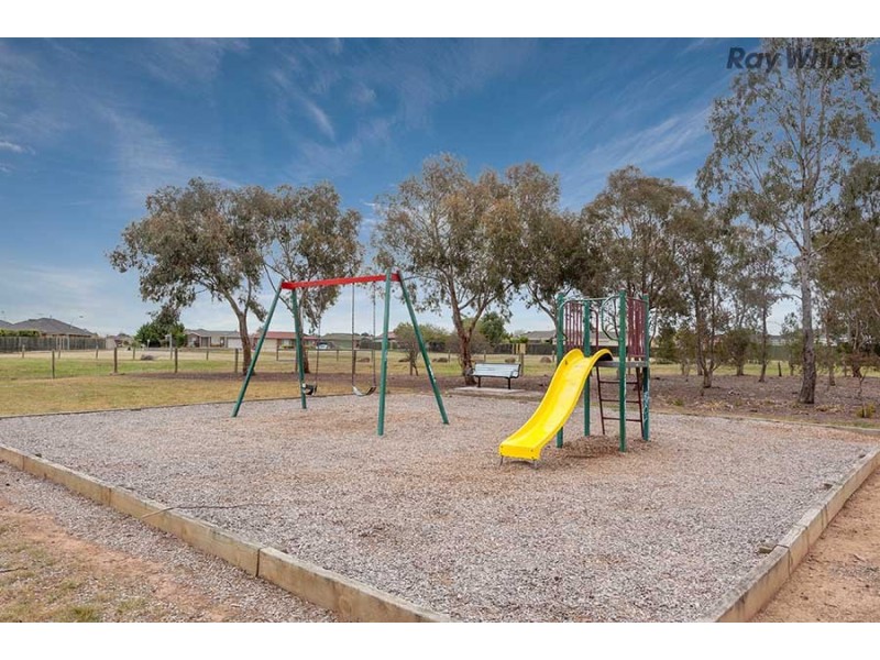 1/42 Chris Court, Sydenham VIC 3037