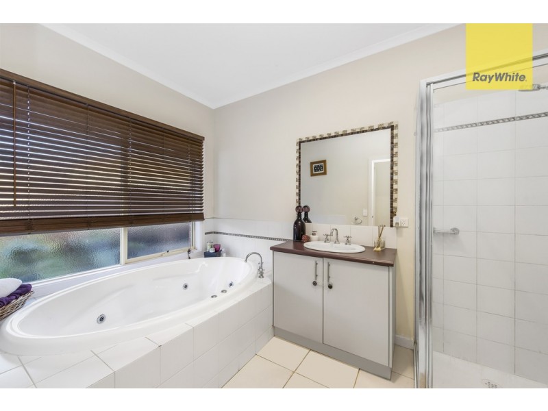 4 Grenadier Grove, Hillside VIC 3037