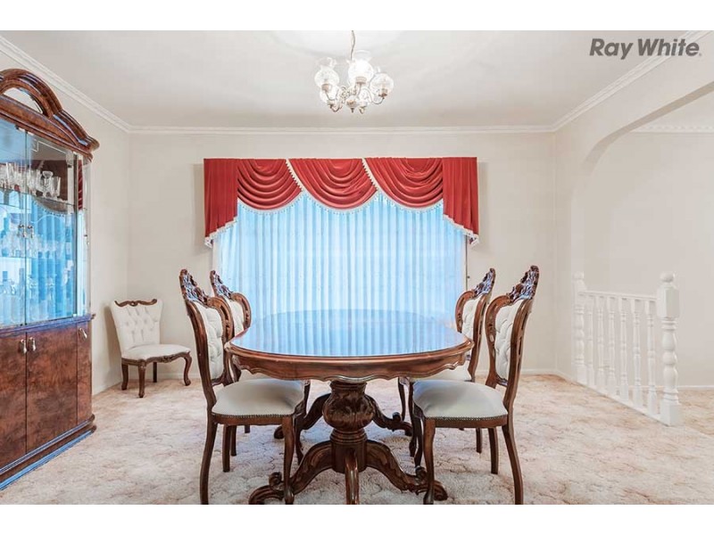 8 Chichester Drive, Taylors Lakes VIC 3038