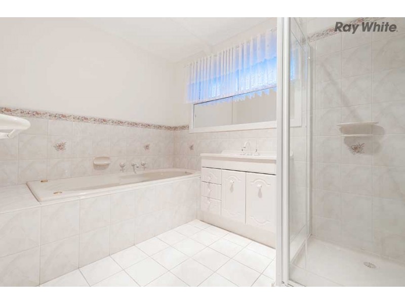 8 Chichester Drive, Taylors Lakes VIC 3038