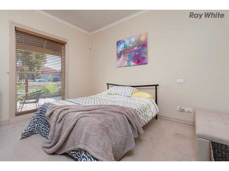 16 Daintree Retreat, Caroline Springs VIC 3023
