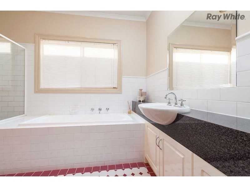 16 Daintree Retreat, Caroline Springs VIC 3023