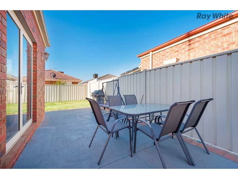 16 Daintree Retreat, Caroline Springs VIC 3023