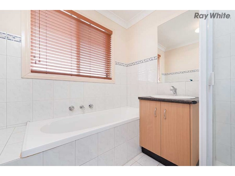 4/2 Serrata Court, Hillside VIC 3037