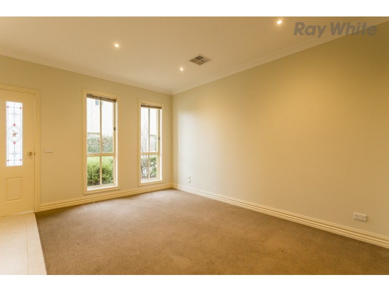 3/8 Lorraine Court, Hillside VIC 3037