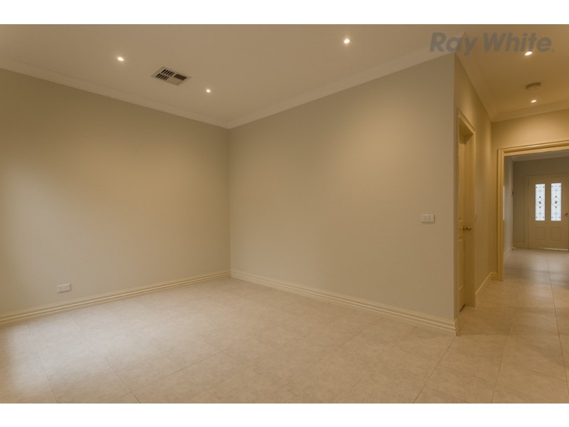 3/8 Lorraine Court, Hillside VIC 3037