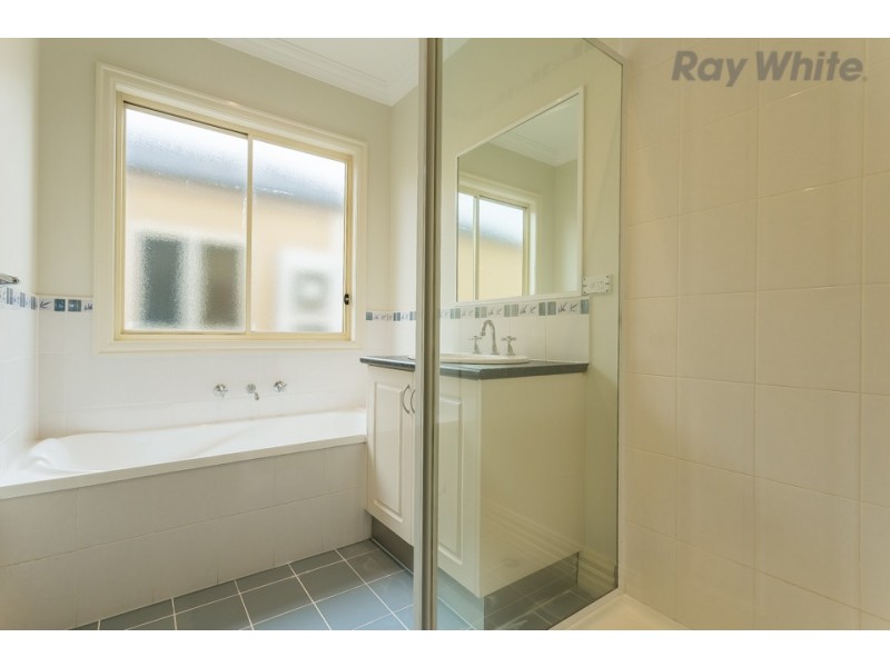 3/8 Lorraine Court, Hillside VIC 3037