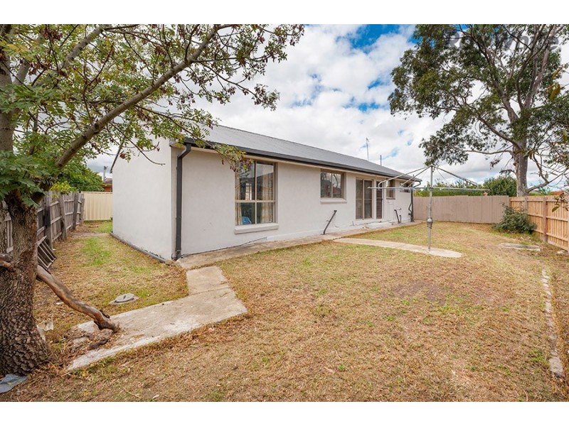 2/57 Moffat St, St Albans VIC 3021