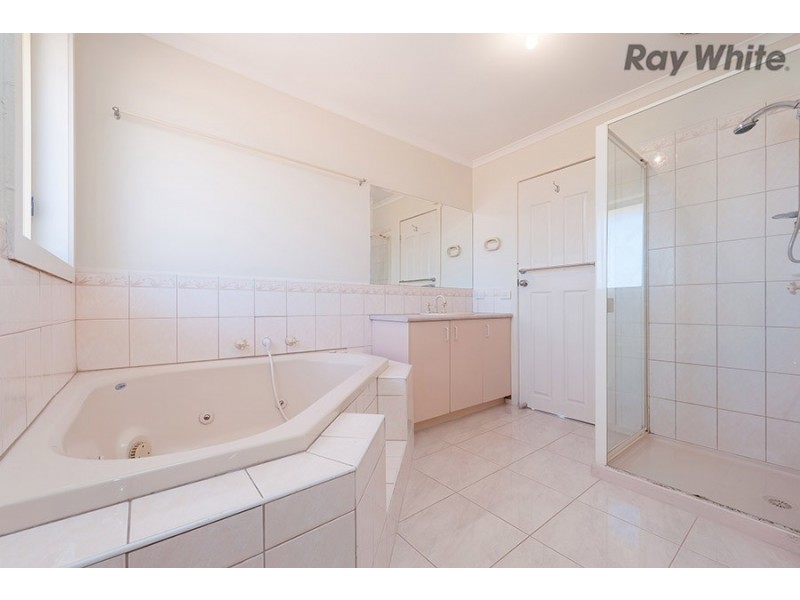28 Cassinia Close, Delahey VIC 3037