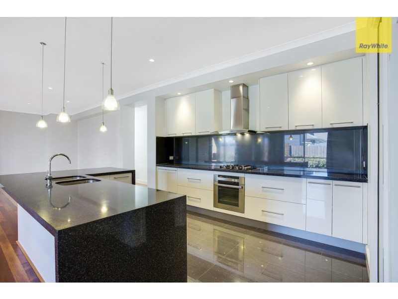 2 Bennelong Court, Taylors Hill VIC 3037