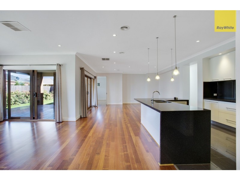 2 Bennelong Court, Taylors Hill VIC 3037