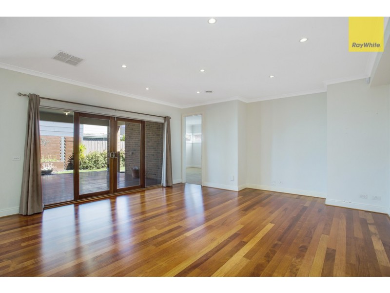 2 Bennelong Court, Taylors Hill VIC 3037