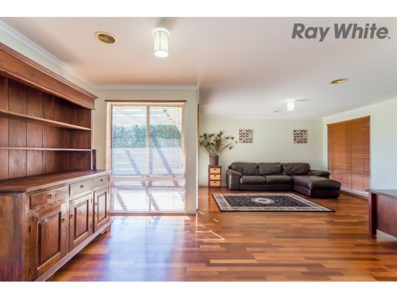 11 Mordaunt Drive, Hillside VIC 3037