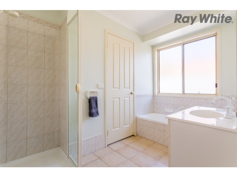 11 Mordaunt Drive, Hillside VIC 3037