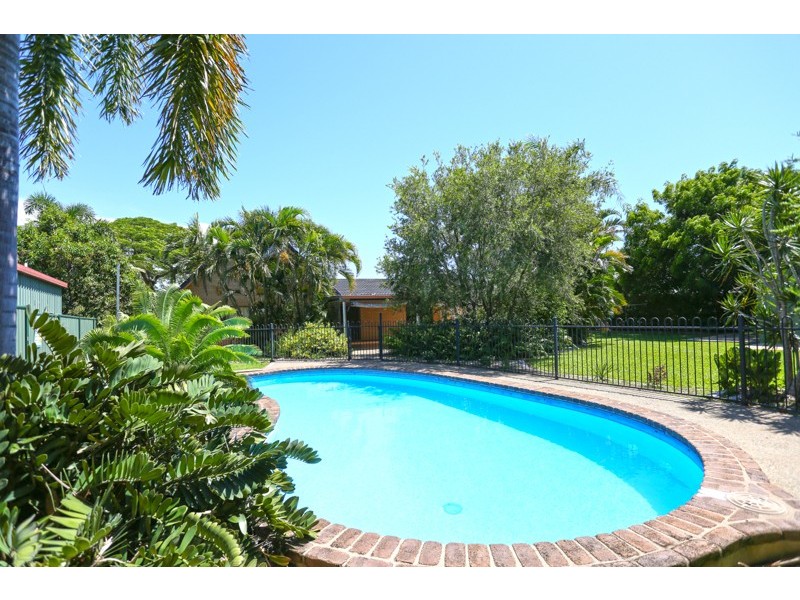 17 Churchill Avenue, Ooralea QLD 4740