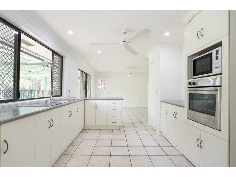 8 Sunset Beach Court, Shoal Point QLD 4750