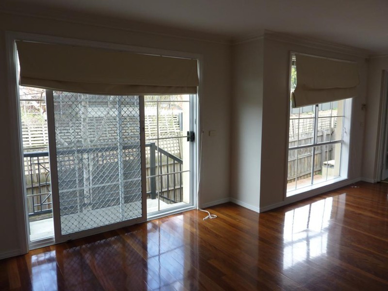 2/8 Weyburn Place, Avondale Heights VIC 3034