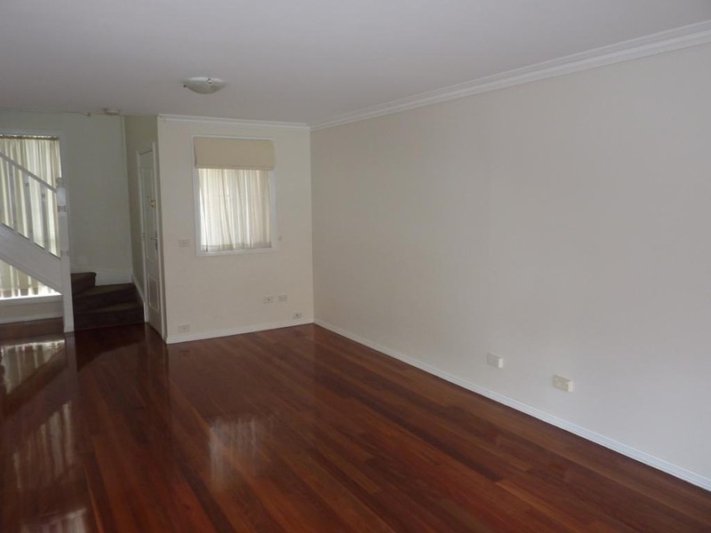 2/8 Weyburn Place, Avondale Heights VIC 3034