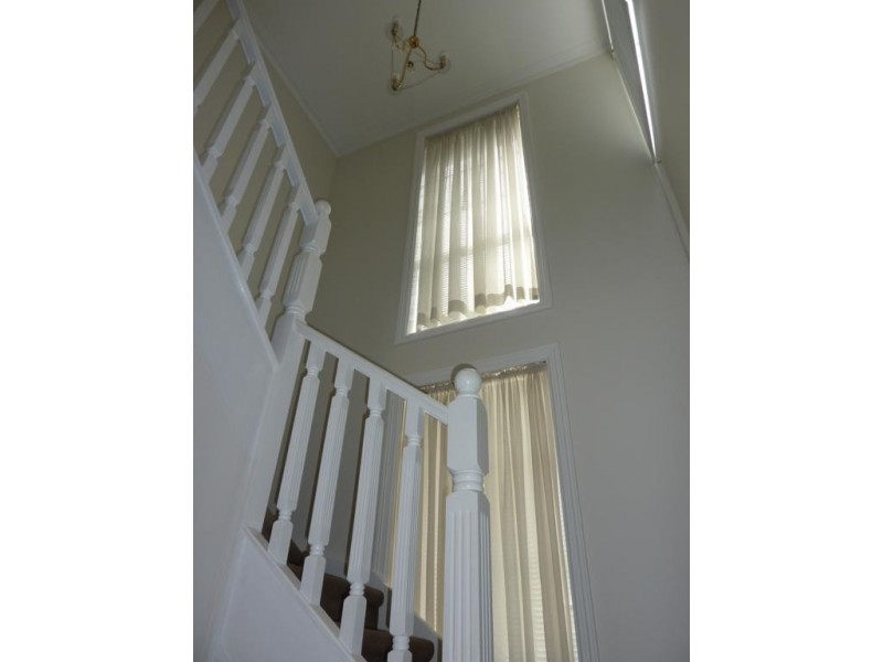 2/8 Weyburn Place, Avondale Heights VIC 3034