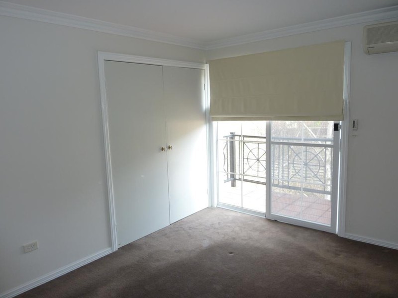 2/8 Weyburn Place, Avondale Heights VIC 3034