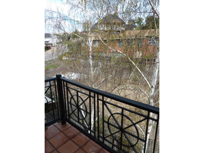 2/8 Weyburn Place, Avondale Heights VIC 3034