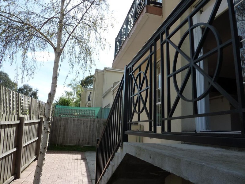 2/8 Weyburn Place, Avondale Heights VIC 3034