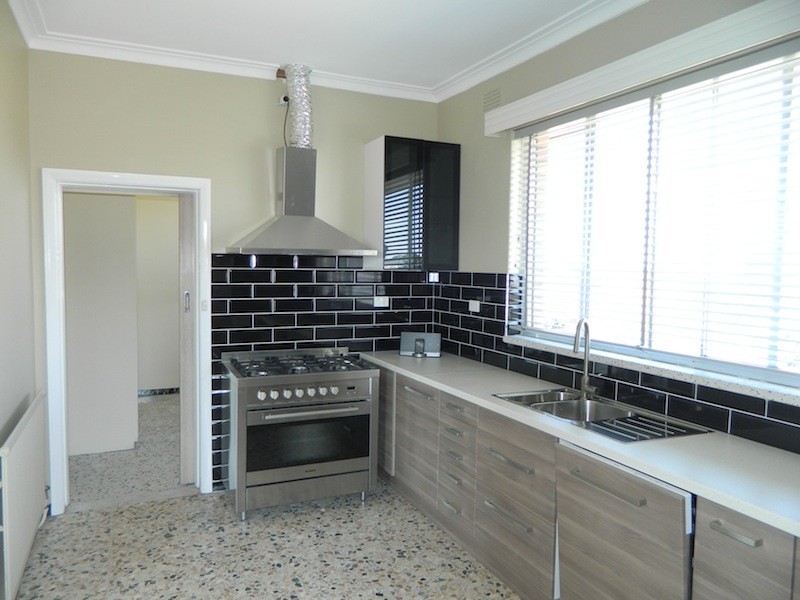 2/23 WALTERS AVENUE, Airport West VIC 3042