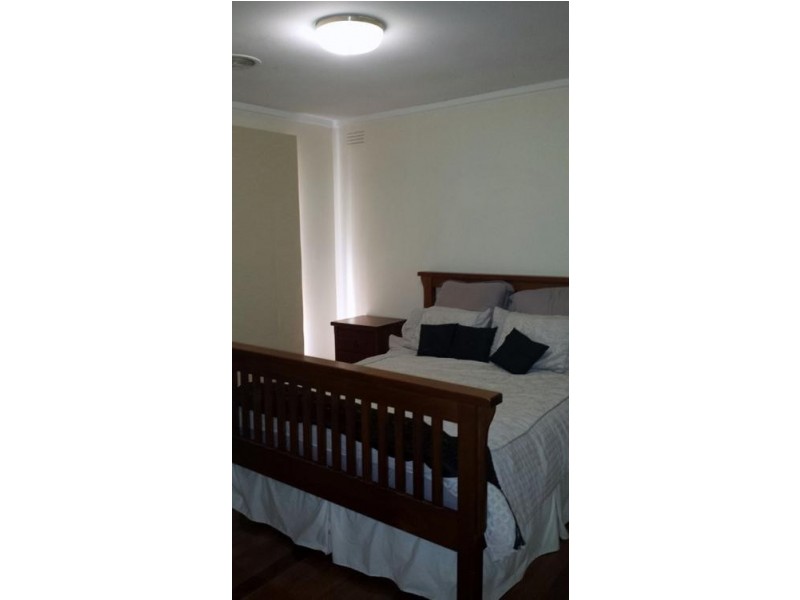 1/1 Dehavilland Ave, Strathmore Heights VIC 3041