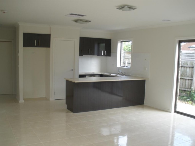 2/118 Marshall Rd, Airport West VIC 3042
