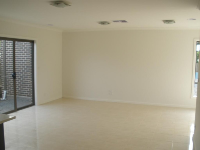 2/118 Marshall Rd, Airport West VIC 3042