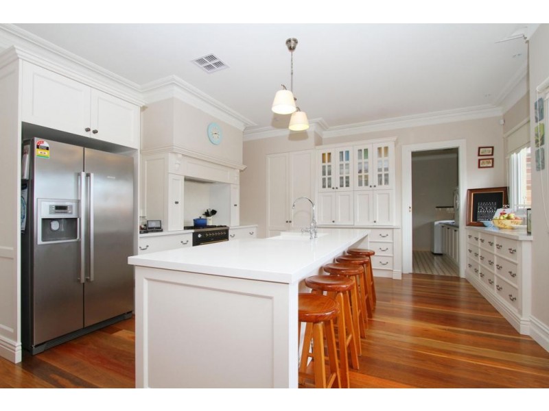20 Highbury Drive, Hillside VIC 3037