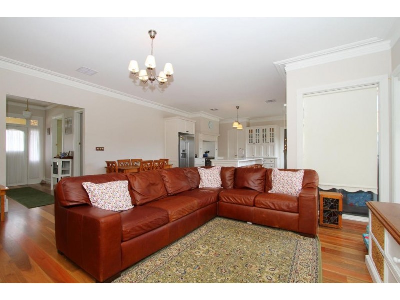 20 Highbury Drive, Hillside VIC 3037