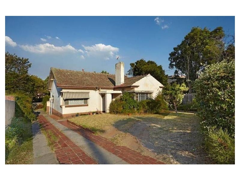 2 Magdala Avenue, Strathmore VIC 3041