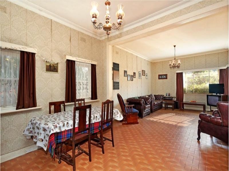 2 Magdala Avenue, Strathmore VIC 3041
